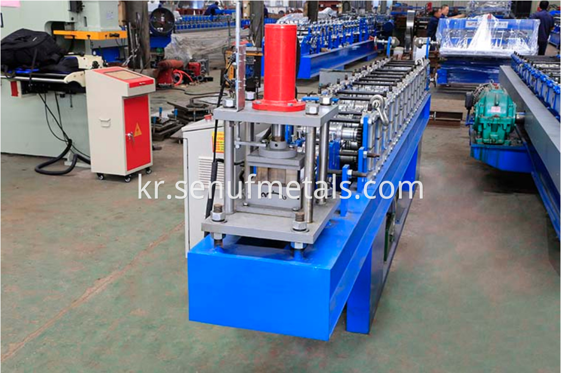 Roller shutter door forming machine cutter